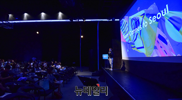 ▲ 김효진 HS애드 CD가 20일 서울 한남동 블루스퀘어에서 열린 칸 라이온즈X서울 페스티벌에서 '브랜드 액티비즘이 온다'라는 주제로 발표하고 있다. ⓒ정상윤 기자