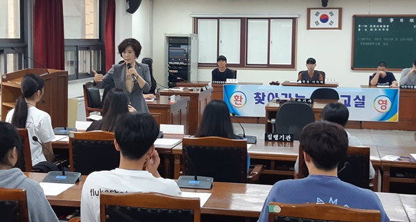 ▲ 충북도의회 이숙애 의원이 20일 청주시 청원구 양청고 학생들에게 의회의 역할에 대해 설명하고 있다.ⓒ충북도의회