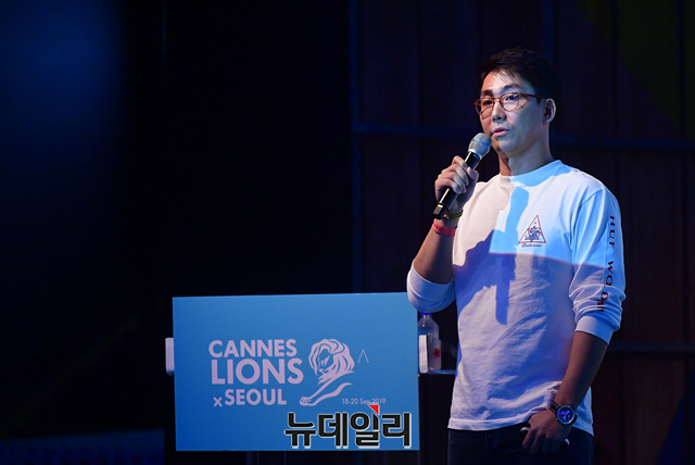 ▲ 주태환 AB인베브 마케팅 상무가 20일 서울 한남동 블루스퀘어에서 열린 칸 라이언즈 X 서울 페스티벌에서 '당신의 브랜드는 유의한가요?'라는 주제로 발표하고 있다. ⓒ정상윤 기자