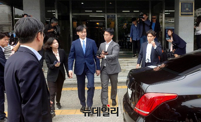 ▲ 조국 법무부 장관이 첫 '검사들과의 대화'마치고 의정부지검을 나오고 있다ⓒ노경민 기자