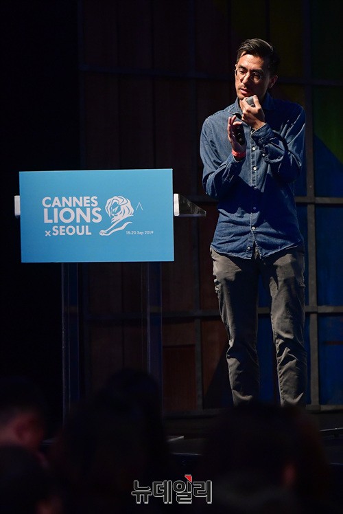 ▲ 오형균 제일기획 ACD(Associate Creative Director)가 20일 서울 블루스퀘어에서 열린 '칸 라이언즈X서울 페스티벌 라이브 포럼'에서 발표하고 있다. ⓒ뉴데일리 정상윤 기자
