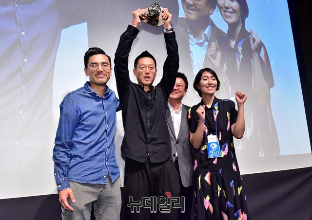 ▲ 오형균 제일기획 ACD(Associate Creative Director)가 20일 서울 블루스퀘어에서 열린 '칸 라이언즈X서울 페스티벌 라이브 포럼'에서 상을 받은 뒤 기념촬영에 임하고 있다. ⓒ뉴데일리 정상윤 기자