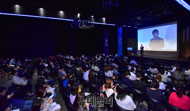 ▲ 칸 라이언즈 서울 X 광고학회 특별 세미나 개회사를 맡은 김병희 한국광고학회장 ⓒ정상윤 기자