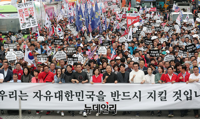 ▲ 자유한국당은 21일 ‘지키자 자유 대한민국, 文정권 헌정유린 중단과 위선자 조국 파면 촉구대회’를 개최했다. ⓒ박성원 기자