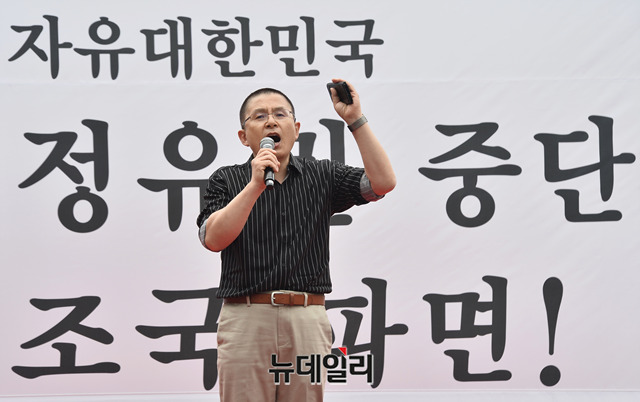 ▲ 연단에 오른 황교안 한국당 대표. ⓒ박성원 기자