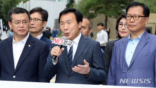 ▲ 20일 서울 여의도역 주변에서 열린 바른미래당 조국 법무부장관 임명철회 촉구 대국민 서명운동에서 손학규 대표가 시민들에게 조국 임명철회를 호소하고 있다. ⓒ뉴시스