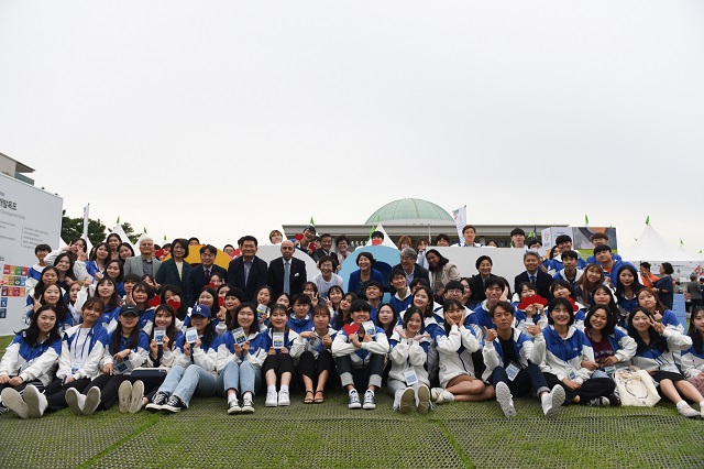 ▲ 21일 여의도 국회의사당 잔디마당에서 개최된 ‘코이카 2019 평화 & SDG 세계시민 축제’에서 이미경 코이카 이사장을 비롯한 내외빈과 코이카 국민 서포터즈 위코(WeKO)가 SDG 포토존에서 단체사진을 찍고 있다.ⓒ코이카