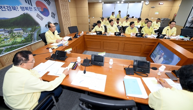 ▲ 경북도가 제17호 태풍 ‘타파’ 북상에 따라 지난 21일 재난안전대책본부 상황실에서 따라 실·국장 및 시·군 부단체장, 대구기상청과 긴급점검회의를 가졌다.ⓒ경북도