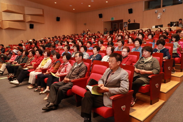 ▲ 예천군지속가능발전협의회(회장 이영우)는 쾌적한 생활환경보전을 위한 지방의제21(Local Agenda21)의 추진 정신과 방향을 근거로 지난 20일 ‘자원순환 및 에너지절약 군민교육’을 실시했다.ⓒ예천군