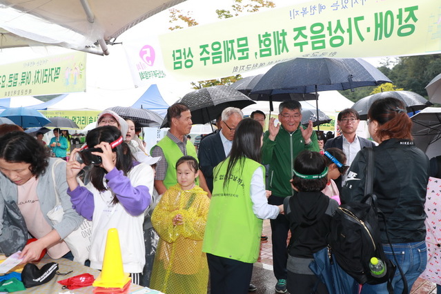 ▲ 이번 복지박람회는 군민에게 복지에 대한 각종 정보 제공을 통해 복지사각지대 해소와 맞춤복지 실현을 위해 공공과 민간이 함께하는 뜻깊은 자리가 됐다.ⓒ예천군