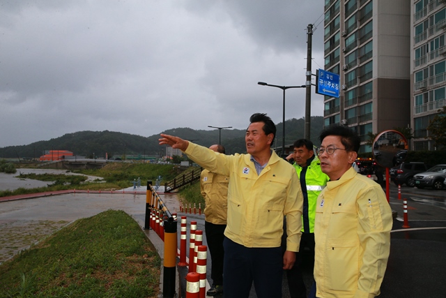 ▲ 전찬걸 울진군수가 태풍 타파 북상에 따른  피해를 최소화하기 위해 간부공무원들과 함께 현장 점검활동에 나섰다.ⓒ울진군