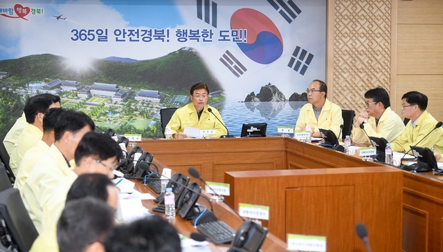 ▲ 이철우 지사는 22일 오후 5시 재난안전대책본부 상황실에서 실국장과 부단체장 영상회의를 주재하면서 태풍 대처상황을 보고 받았다.ⓒ경북도