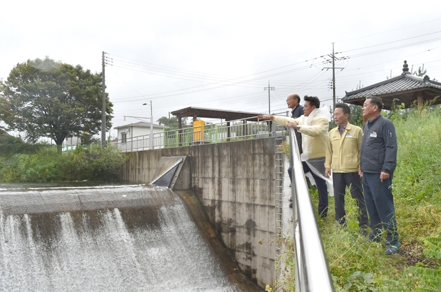 ▲ 윤경희 군수(오른쪽 세번째)는 22일 재해취약지구, 주요 저수지 및 하천, 각종 기반시설, 공사현장 등을 방문해 직접 현장을 점검했다.ⓒ청송군