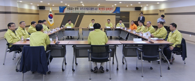 ▲ 경북농협은 지난 19일 대구경북 경제사업대표자들이 참석한 가운데 아프리카 돼지열병(ASF) 확산 방지를 위한 긴급회의를 가졌다.ⓒ경북농협