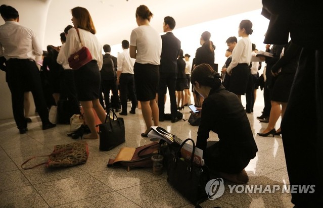 ▲ 한국당은 한국 경제의 해법으로 국가주도·평등지향의 경제 정책에서 민간주도의 자유시장 경제로의 대전환을 제시했다. 사진은 '금융권 공동 채용박람회'에서 현장면접을 기다리던 취업준비생들이 기다리다 치쳐 바닥에 앉아 있는 모습.ⓒ연합뉴스