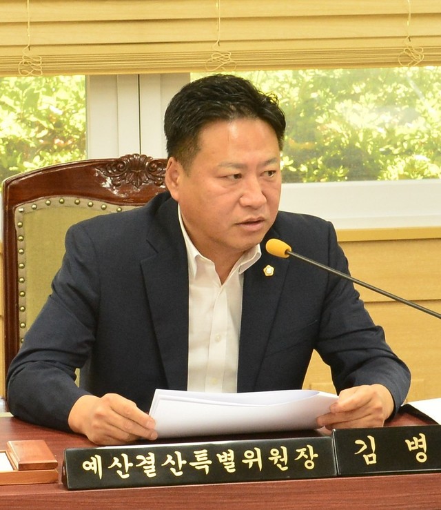 ▲ 김병권 제천시의회 예산결산특별위원장. 시의회 예결위는 24∼26일까지 시가 제출한 제2회 추경예산 9241억을 놓고 사업의 시급성, 지역경제활성화에 치중하겠다고 밝혔다.ⓒ제천시의회