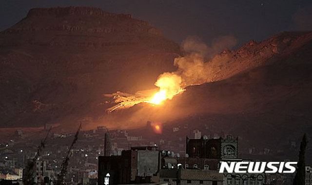 2016년 10월 사우디 연합군의 예멘 호데이다 공습 장면. ⓒ뉴시스 AP. 무단전재 및 재배포 금지.
