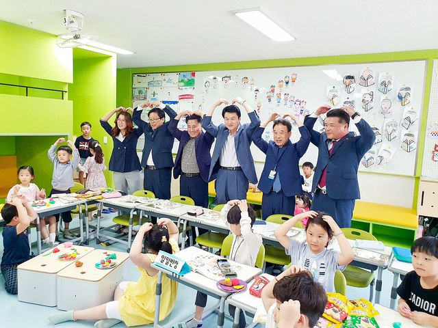 ▲ 대구시의회 교육위원회가 지난 19일 영선초 미래교육리노베이션 교실 현장을 찾았다.ⓒ대구시의회