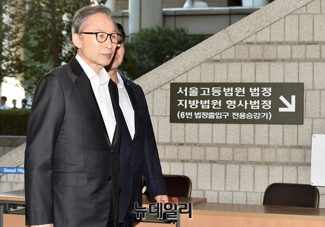 ▲ 이명박 전 대통령이 23일 서울고법 형사1부(정준영 부장판사)심리로 열린 본인의 항소심 공판에 출석하고 있다. ⓒ박성원 기자