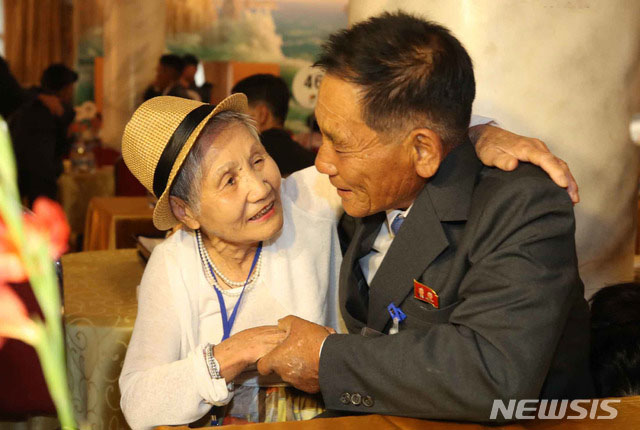 ▲ 지난해 8월 금강산에서 열린 이산가족 상봉행사 모습. ⓒ뉴시스. 무단전재 및 재배포 금지.