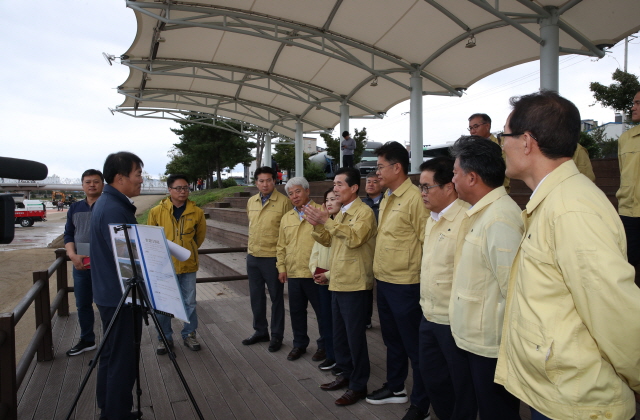 ▲ 포항시의회 서재원의장 일행이 오천 냉천을 찾아 태풍피해 현장을 점검하고 있다.ⓒ포항시의회