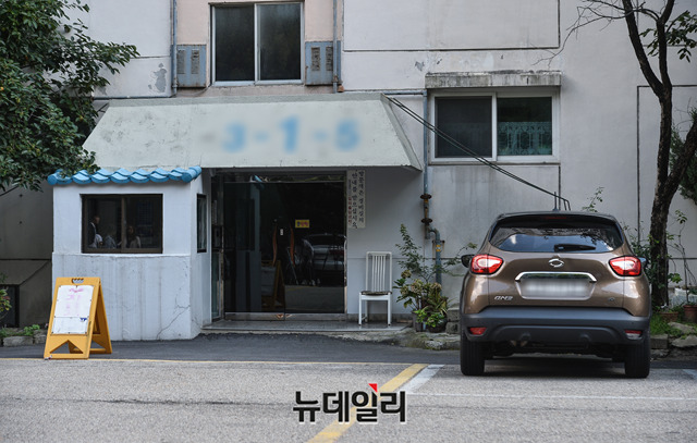 ▲ 조국 장관의 차량으로 추정되는 차량이 주차돼 있다.