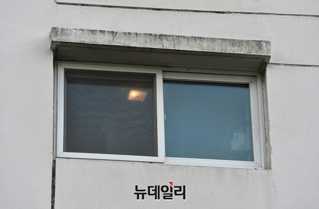 ▲ 조국 장관 자택에 불이 켜져있다.