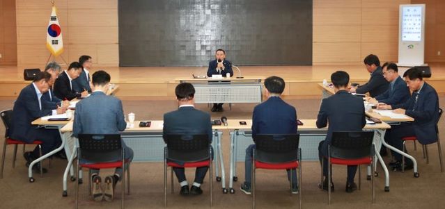 ▲ 23일 천안시와 서산시, 당진시, 예산군, 아산시 등 중부권 동서횡단철도 12개 시‧군 협력체가 천안시청 대회의실에서 ‘제4회 중부권 동서횡단철도 건설사업 실무협의회’를 진행하고 있다.ⓒ천안시