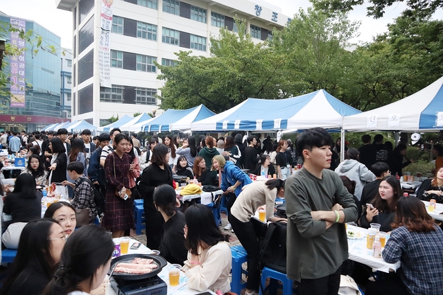 ▲ 영남이공대가 20일 전교생을 대상으로 바비큐 파티&천마모꼬지를 열었다.ⓒ영남이공대