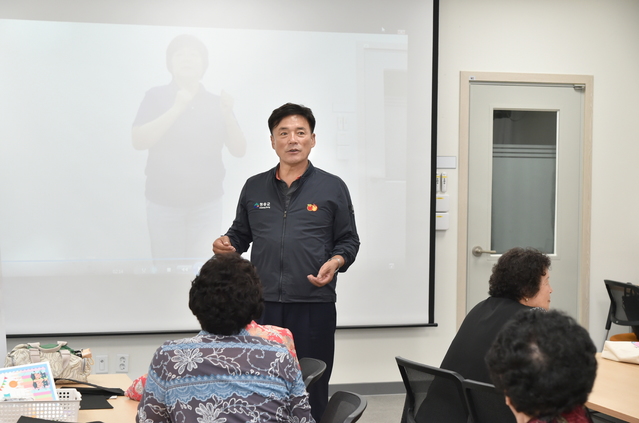 ▲ 윤경희 청송군수가 지역 어르신을 대상으로 치매인식개선을 위한 활동에 나서고 있다.ⓒ청송군