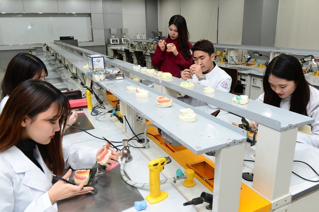 ▲ 대구보건대학교 치기공과 재학생 실습 사진.ⓒ대구보건대