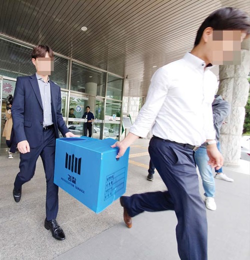 ▲ 조국 법무부장관과 관련된 의혹을 수사하고 있는 서울 중앙지검 특수2부 직원들이 23일 충북대학교 입학본부를 압수수색했다. 검찰은 이날 지난해 충북대 로스쿨에 지원한 조 장관 아들 조 모 씨(23)가 낸 입시 지원서류 등을 확보했다.ⓒ충청타임즈
