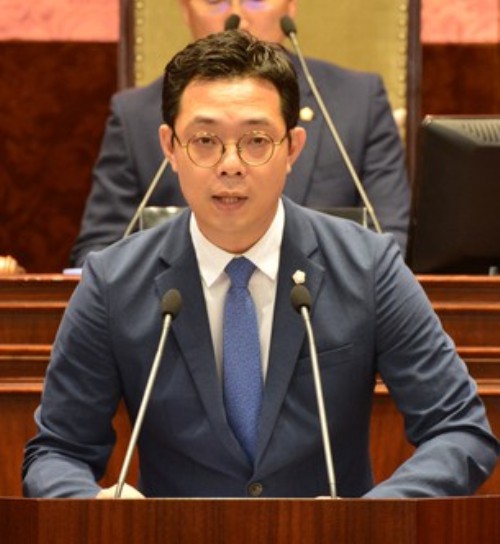 ▲ 김대순 제천시의원이 지난 18일 본회의장에서 열린 제280회 임시회 1차 본회의에서 지역업체 보호를 위한 '지역업체 우선 이용 권장정책'촉구와 '제천시 지역건설 산업 활성화 지원조례'개정을 통한 제도적 보완을 집행부에 요구하고 있다.ⓒ제천시의회