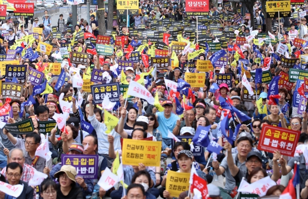 ▲ 지난 9일 서울 종로구 세종로 공원에서 열린 '분양가상한제 소급적용 저지 재개발·재건축 조합원 총궐기대회'가 열렸다.ⓒ연합뉴스