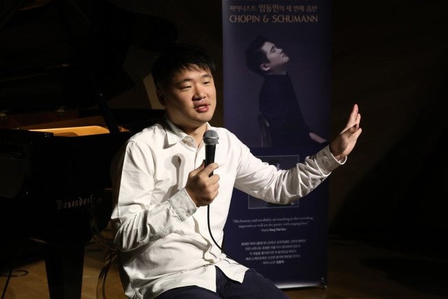 ▲ 24일 오전 서울 용산구 스트라디움에서 열린 'CHOPIN & SCHUMANN'  발매 기념 전국 투어 리사이틀 기자간담회에 참석한 피아니스트 임동민.ⓒ봄아트프로젝트