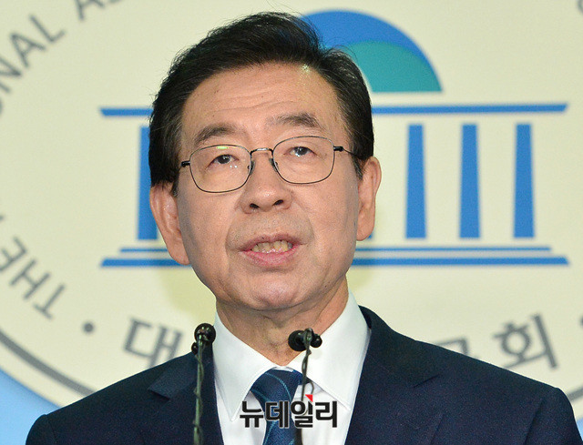 ▲ 박원순 서울시장은 지난 19일 “광화문 광장 재구조화 사업의 시기에 연연하지 않겠다”며 사업 연기를 선언했다. 그러면서 다음날 KBS 1라디오 ‘김경래의 최강시사’에 출연해 “사업을 포기하는 것은 전혀 아니다”고 밝혔다. ⓒ뉴데일리DB