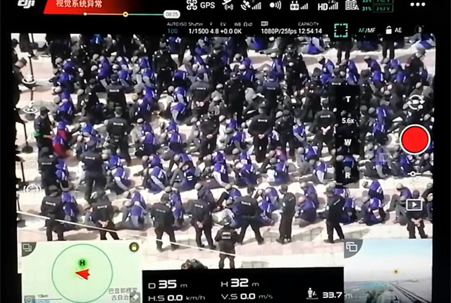 ▲ 신장 지역 위구르족들이 강제연행돼 어디론가 끌려가기 전의 모습. ⓒ공포와의 전쟁 유튜브 채널 캡쳐.