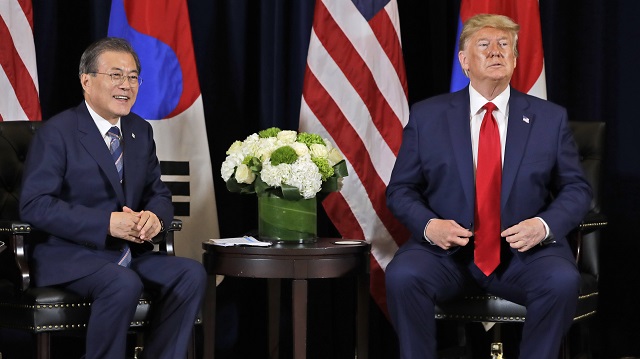 ▲ 도널드 트럼프(오른쪽) 미국 대통령이 23일(현지시간) 뉴욕의 인터콘티넨털 바클레이 호텔에서 문재인 대통령과 정상회담을 하고 있다. ⓒ뉴시스