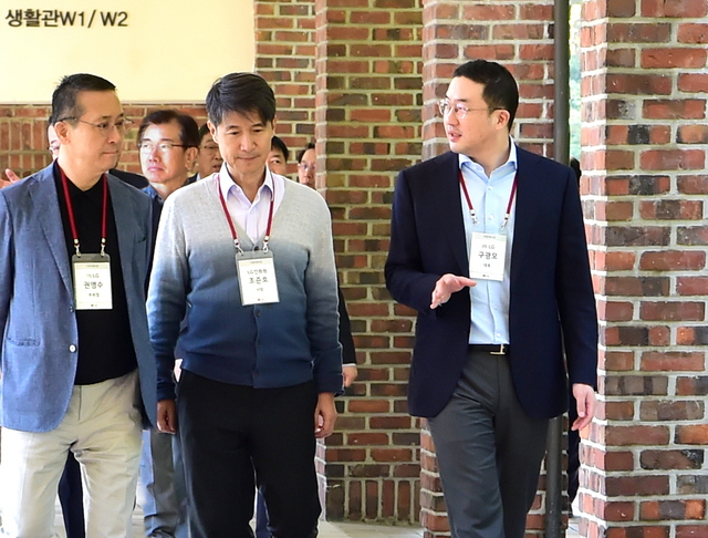 ▲ 구광모 LG 대표(사진 오른쪽)가 24일 경기도 이천에 위치한 LG인화원에서 열린 사장단 워크샵에 참석해 권영수 (주)LG 부회장, LG인화원 조준호 사장 등 최고경영진과 대화하며 이동하고 있다. ⓒLG