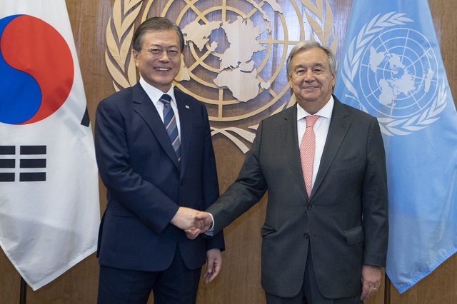 ▲ 문재인 대통령이 23일(현지시간) 뉴욕 유엔사무국에서 안토니오 구테헤스 유엔 사무총장과 면담에 앞서 악수하고 있다. ⓒ뉴시스