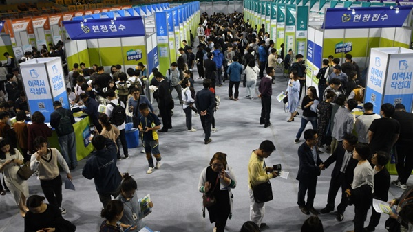 ▲ 24일 열린 충북도취업박람회에 구직자들이 몰려 취업난을 반영하고 있다.ⓒ충북도