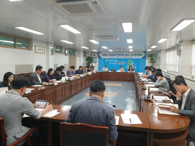 ▲ 24일 단양군청에서 전국 24개 인구 3만명 미만 군단위 담당자들이 모여 '특례군법제화추진협의회 창립 실무협의회를 갖고 있다. 협의회는 내달 협의회장 선출과 공동협약서, 특례군법제화를 촉구하고 건의문을 채택해 청와대, 국회 등에 전달할 계획이다.ⓒ단양군