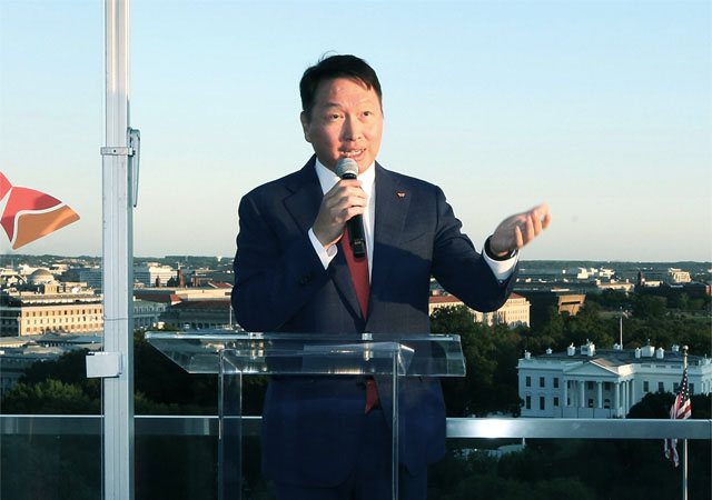 ▲ 지난 19일 미국 워싱턴에서 열린 SK의 밤에서 최태원 회장이 연설을 하고 있다. ⓒSK그룹 공개사진.