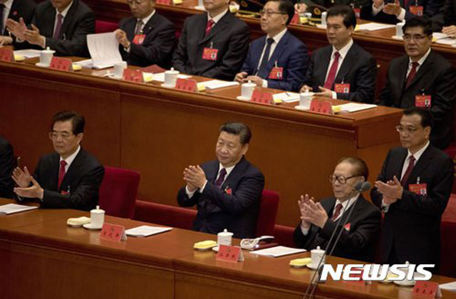 ▲ 2017년 10월 제19차 공산당 대회 당시 후진타오 전 주석, 시진핑 현 주석, 장쩌민 전 주석이 나란히 앉은 모습. ⓒ뉴시스 AP. 무단전재 및 재배포 금지.