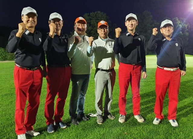 ▲ 24일 경북 상주 블루원CC에서 펼쳐진 ‘SBS키움증권배 고교동창 골프대회’통합 4강에 오른 제천고등학교 골프단(강현삼(왼쪽부터), 이경재선수, 강성철 총동문회 사무총장, 박수근 골프단 전무, 이동규 선수, 이인표 단장)이 경기를 마치고 손을 들어 축하하고 있다.ⓒ제천고총동문회 제공