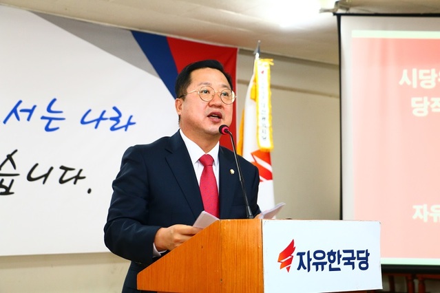 ▲ 이장우 한국당 대전시당위원장이 24일 대전시당에서 가진 취임식에서 인사말을 하고 있다.ⓒ한국당 대전시당