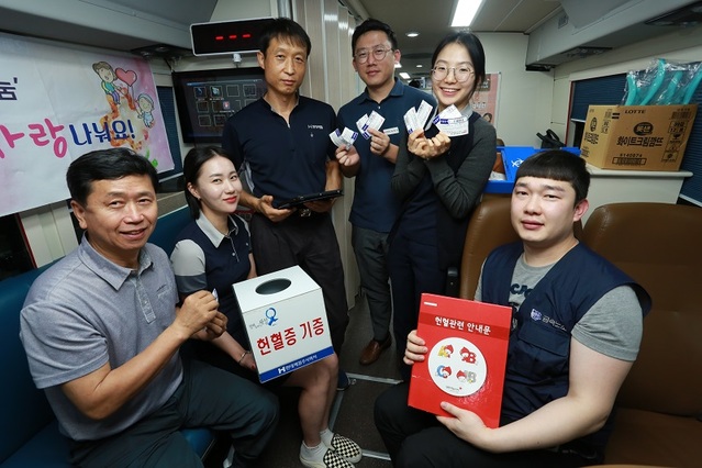 ▲ 현대제철 당진제철소 사원들이 헌혈을 한뒤 헌혈증을 보여주고 있다.ⓒ현대제철