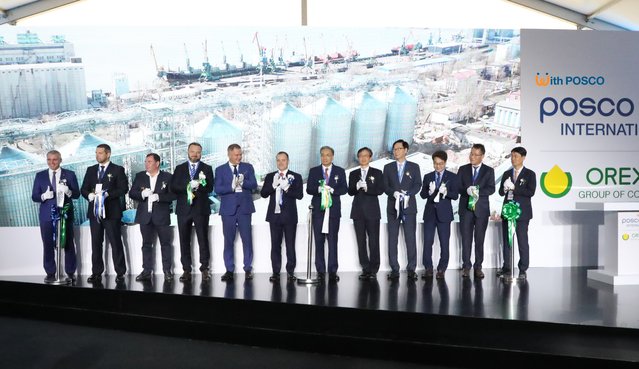 ▲ 포스코인터내셔널이 우크라이나 미콜라이프에서 국내 최초로 연 250만 톤 규모의 해외 곡물터미널을 준공했다. 왼쪽에서 여섯번째 부터, 리 부드닉(Mr. Yuri Budnyk) 오렉심 그룹(Orexim Group) 회장, 포스코인터내셔널 김영상 사장, 권기창 주 우크라이나 대사.ⓒ포스코인터내셔널