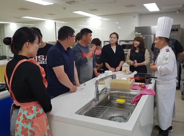 ▲ 내달 3일 제천시 동문거리 '꼬맥거리' 개장식에 앞서 매대 운영자 10명이 꼬치의 대가 구본길 수석 셰프(오른쪽)로부터 경영관리, 레시피 개발 등 기술개발을 전수받기 위해 교육에 전념하고 있다.ⓒ제천시