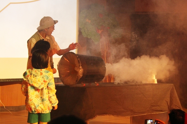 ▲ 과학매직쇼에서 공기대포를 학생들에게 시연하고 있다.ⓒ대구대